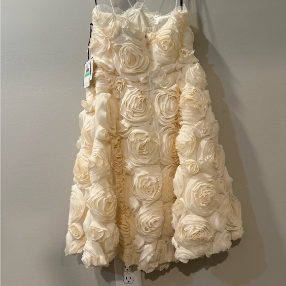 3D Cream Rose Marshmallow Dress/Laundry by Shelli Segal/size 8 - Picture 14 of 16